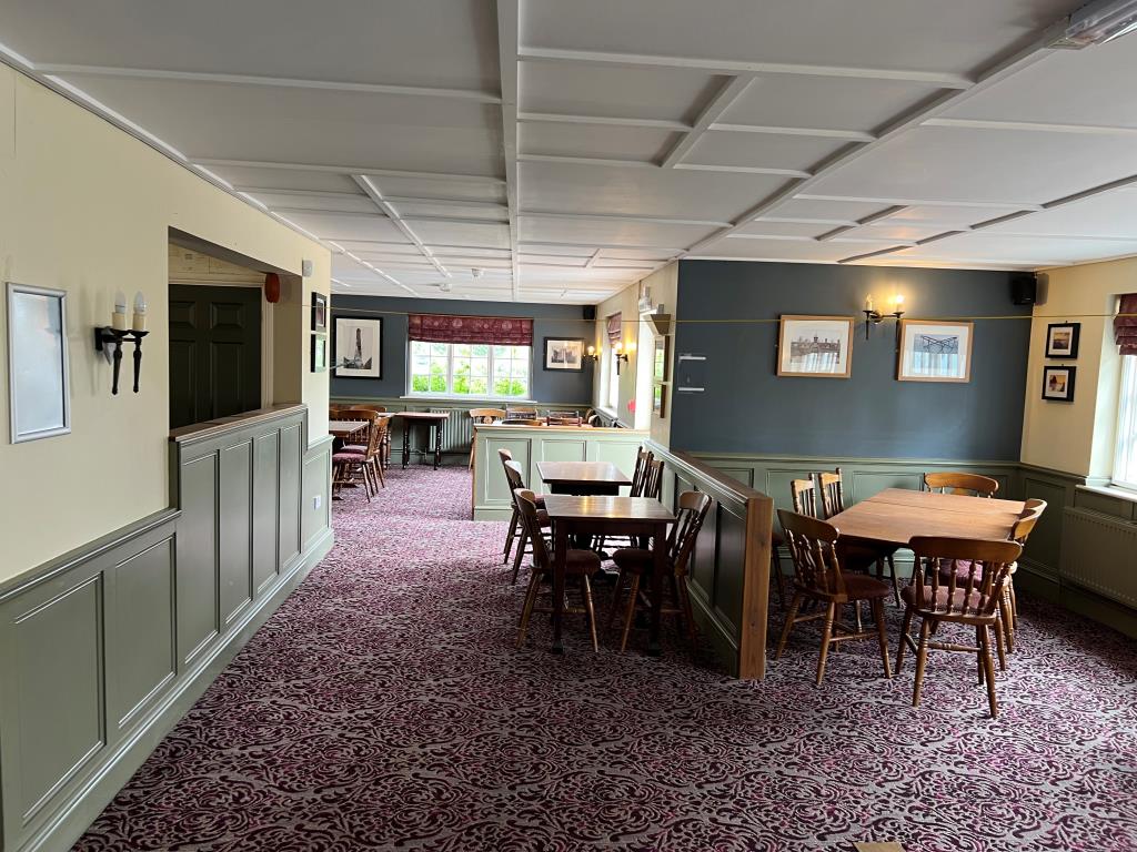 Lot: 120 - FREEHOLD PUBLIC HOUSE - Seating area of former pub restaurant